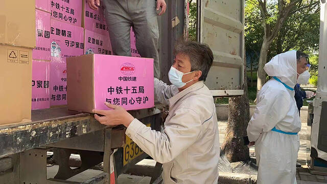 援护物资已整理成箱，严格消毒。上海市建设交通工作党委图