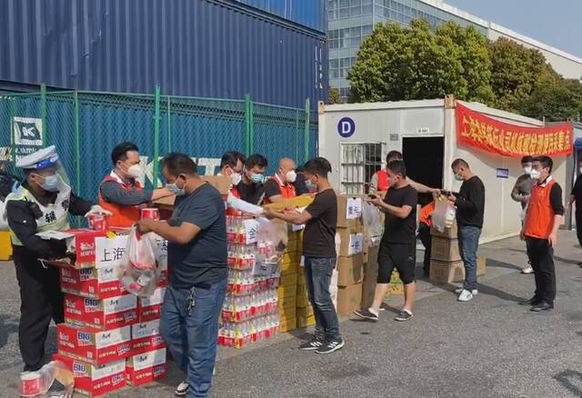 上海市慈善基金会为集卡司机提供餐食市慈善基金会供图