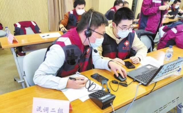 紧急支援流调工作的上海市青浦区检察院干警正通过电话开展流调工作。