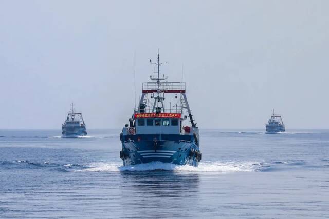 海军第40批护航编队岳阳舰为中国籍渔船护航，图为被护船舶（宋康飞摄）