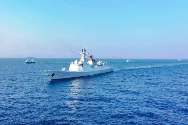 海军第40批护航编队岳阳舰为中国籍渔船护航（杨雄摄）