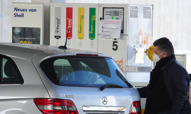 3月18日，一名男子在德国法兰克福一处加油站为汽车加油。近日，德国油价大幅上涨。新华社发（阿曼多·巴巴尼摄）