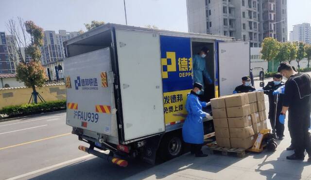 走出封控区，上海快递员变身志愿者、外卖员参与保供