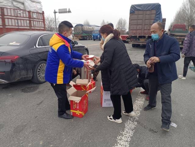 唐山玉田县建平加油站的员工在为滞留附近的货车司机送方便面。受访者供图