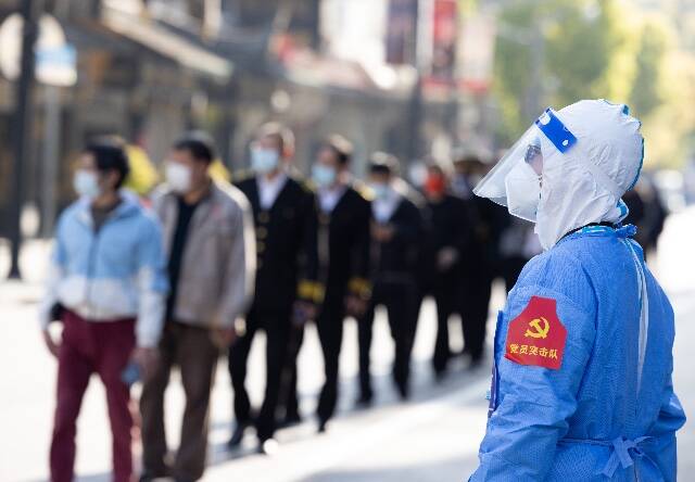 为尽快遏制疫情扩散蔓延，4月4日，上海在全市范围内开展一次核酸检测。新华社