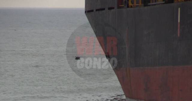 马里乌波尔港附近海面上漂浮的水雷图源：社交媒体