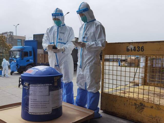 图为浦东国际机场海关关员对进口血液制品进行查验。（3月29日摄，上海海关提供）