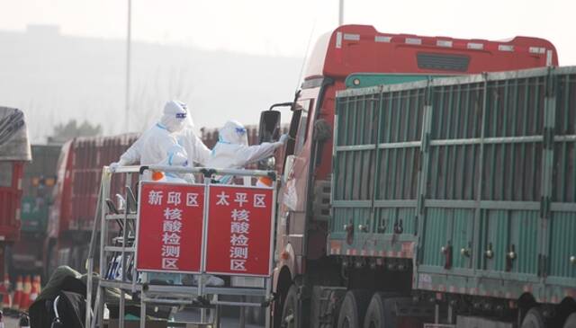 多地货运受阻车辆无法下高速，交通部要求各地不得层层加码、一刀切