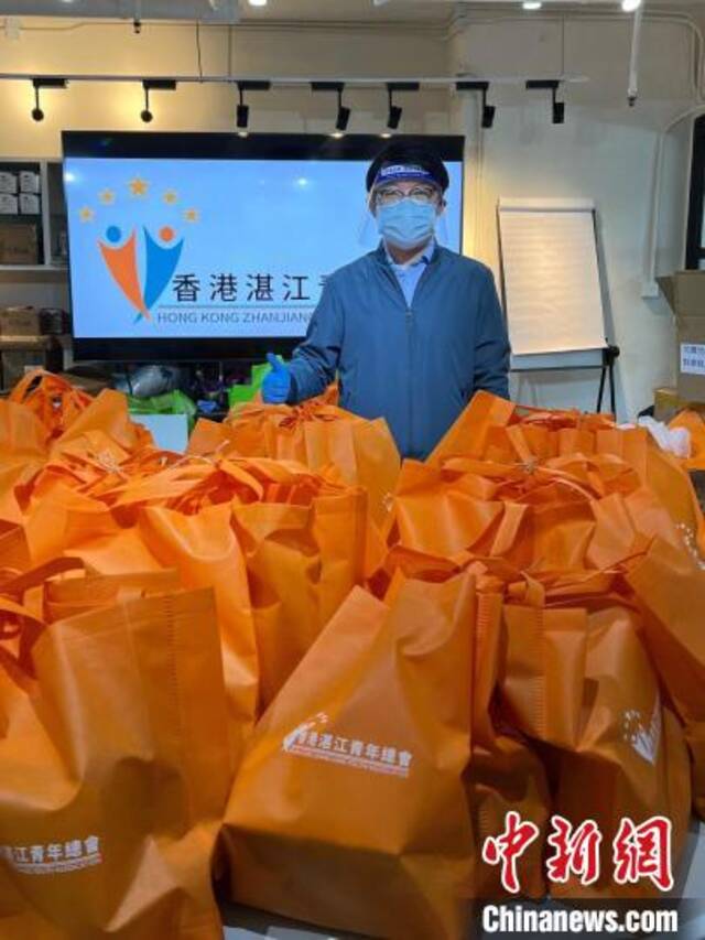 香港湛江青年总会举办向基层家庭派赠防疫福袋活动。受访者供图