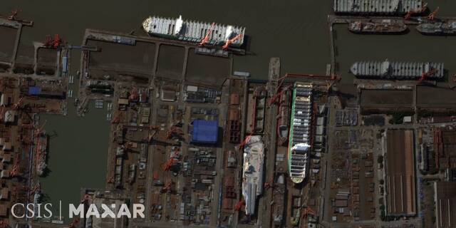 在某型在建航母周边，坐落着两艘长荣的货船图源：CSIS