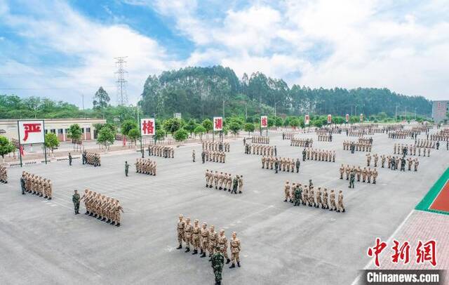 动员大会结束后，新兵们展开训练。唐志勇摄