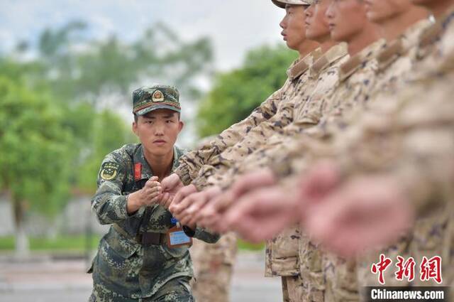 新训班长对新兵进行严格训练。唐志勇摄