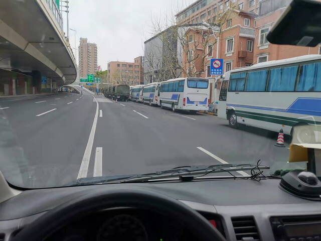 4月5日早上，曾黎开着120急救车，在上海空荡荡的马路上。