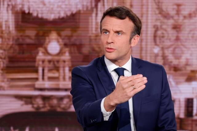 当地时间2022年4月6日，法国巴黎附近，法国大选将至，法国总统马克龙参加电视节目。图/ICphoto