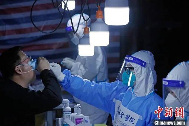 瑞金医院医护人员正在为市民进行核酸检测采样。殷立勤摄