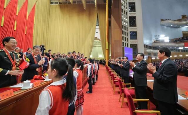 庆祝改革开放40周年大会在北京隆重举行，习近平等鼓掌向受表彰人员表示祝贺。新华社记者鞠鹏摄