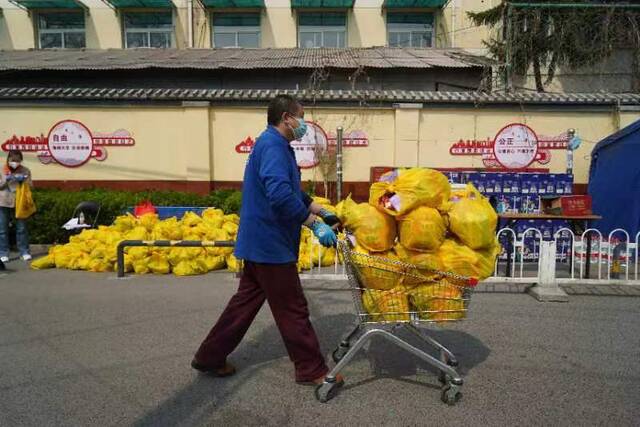 北京朝阳酒仙桥街道：对接商超组织居民团购，为配送车发通行证