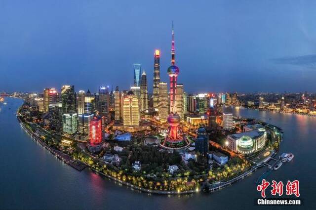 图为2020年，航拍上海浦东陆家嘴夜景。(无人机照片)中新社记者张亨伟摄