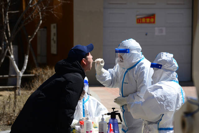 4月7日，在长春市南关区一处核酸检测点，医务人员为居民进行核酸采样。新华社记者张建摄