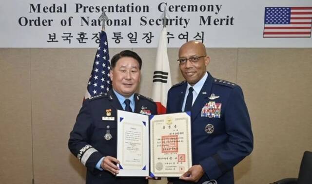当地时间4月6日，在美国国防部大楼，韩国空军参谋长朴仁虎（左）向美国空军参谋长查尔斯·布朗颁授报国勋章统一章后合影图：韩国空军网站