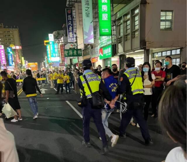 台媒：昨晚“大甲妈祖进香绕境”活动发生冲突，警方今天传唤“统促党”总裁张安乐