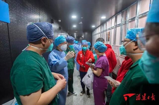 4月9日，上海世博方舱医院，福建援沪医疗队与军队援沪医疗队对接入舱工作。