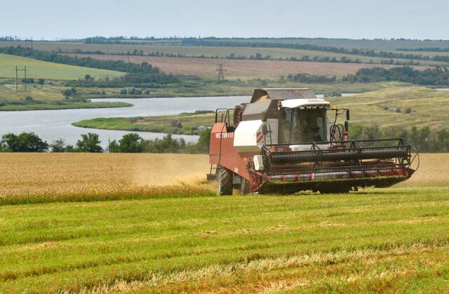 当地时间2021年7月29日，乌克兰顿涅茨克地区，一台联合收割机在田地里收割小麦。图/IC photo
