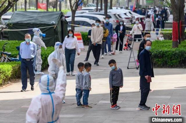 太原市万柏林区一小区正在进行核酸检测。韦亮摄