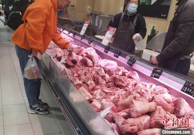 北京丰台区一家大型超市内的猪肉区。中新网记者谢艺观摄