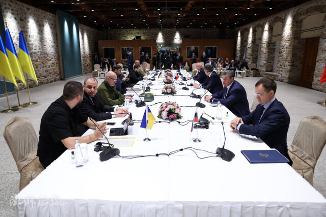 当地时间3月29日，俄罗斯和乌克兰代表团在土耳其举行和平谈判。图自澎湃影像