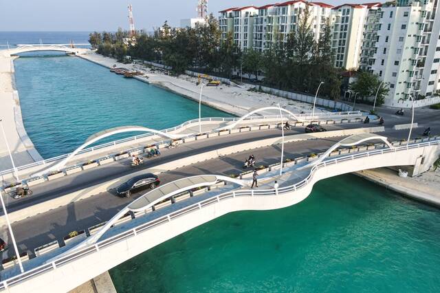 ↑这是3月24日在马尔代夫胡鲁马累拍摄的五桥项目中的第二桥（无人机照片）。新华社发（中国建筑供图）