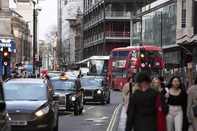 今年1月，英国民众在伦敦街头行走图自澎湃影像