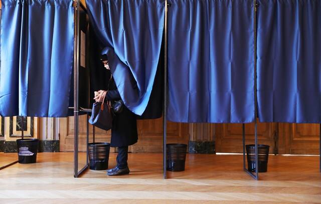 ↑4月10日，市民在法国巴黎郊区的克里希市一家投票站投票。新华社记者高静摄