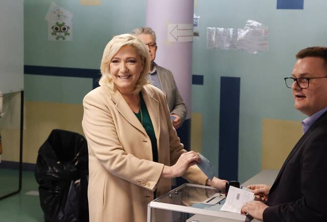 ↑4月10日，法国极右翼政党“国民联盟”候选人玛丽娜·勒庞在埃南-博蒙的一处投票站投票。新华社发（里特·艾斯摄）