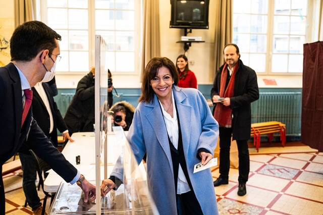 ↑4月10日，法国左翼政党社会党候选人、巴黎市长安妮·伊达尔戈在巴黎的一处投票站投票。新华社发（何塞·博萨斯摄）