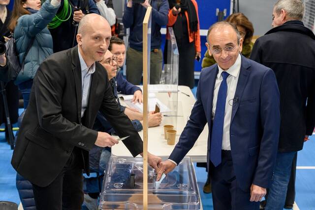 ↑4月10日，法国极右翼政党光复党候选人埃里克·泽穆尔（前右）在巴黎的一处投票站投票。新华社发（朱利安·马蒂亚摄）