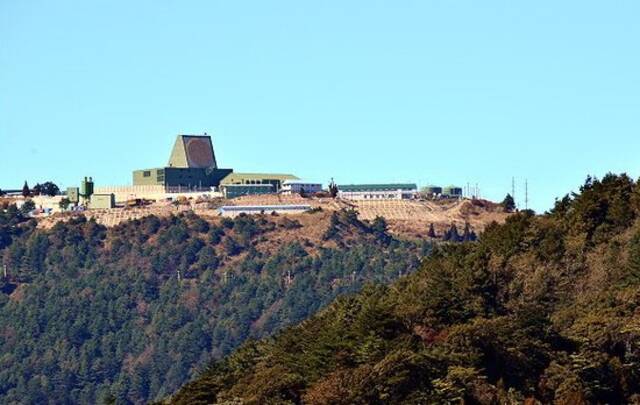 位于台湾新竹县乐山山顶的“铺路爪”雷达站图源：社交媒体