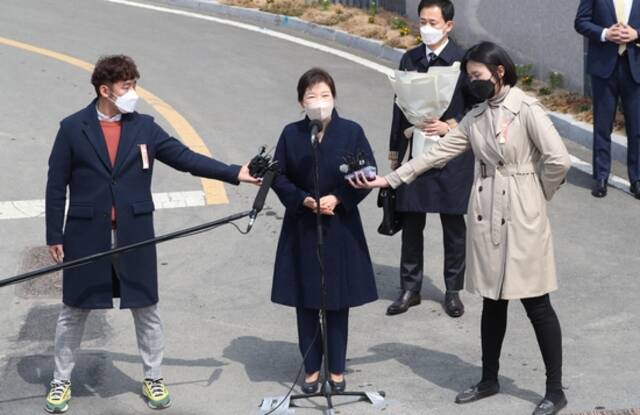 当地时间2022年3月24日，韩国大邱达城郡，韩国前总统朴槿惠出院后回到位于故乡大邱的住宅。图/IC photo