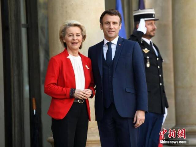 当地时间2月28日，法国总统马克龙与欧盟委员会主席冯德莱恩在巴黎爱丽舍宫就乌克兰局势举行会谈。中新社记者李洋摄