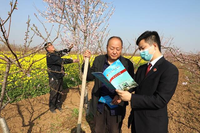 春暖花开 多地检察机关开展普法活动