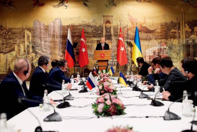 3月29日，土耳其伊斯坦布尔，俄罗斯和乌克兰谈判代表在多尔玛巴赫切宫总统府开启新一轮谈判。图/澎湃影像