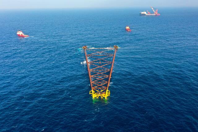 亚洲第一深水导管架“海基一号”海上安装就位