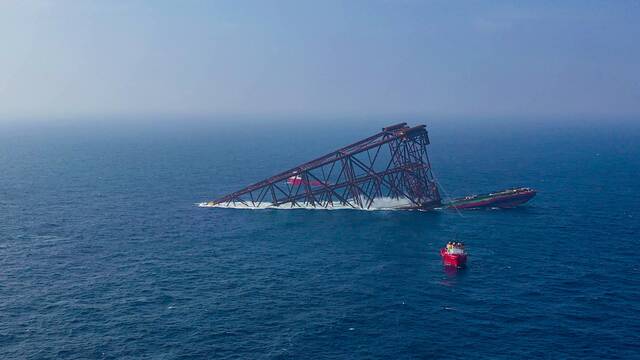 亚洲第一深水导管架“海基一号”海上安装就位