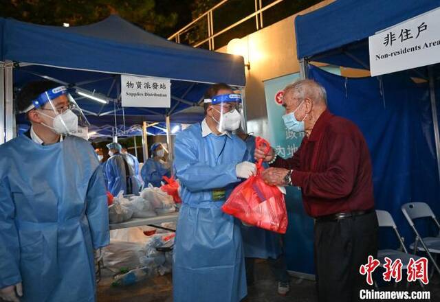 香港政制及内地事务局局长率团队参与“围封强检”行动