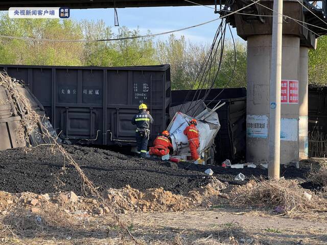 大秦铁路蓟州段货运列车追尾事故救援紧张进行中