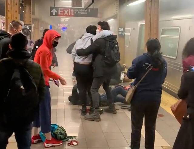 当地时间4月12日，纽约一地铁站发生枪击事件。（现场图）