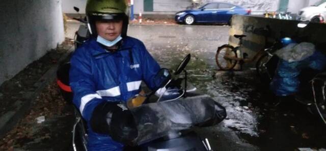 ▲4月13日，上海大雨，钟鹏被困在一个桥洞里躲雨。受访者供图