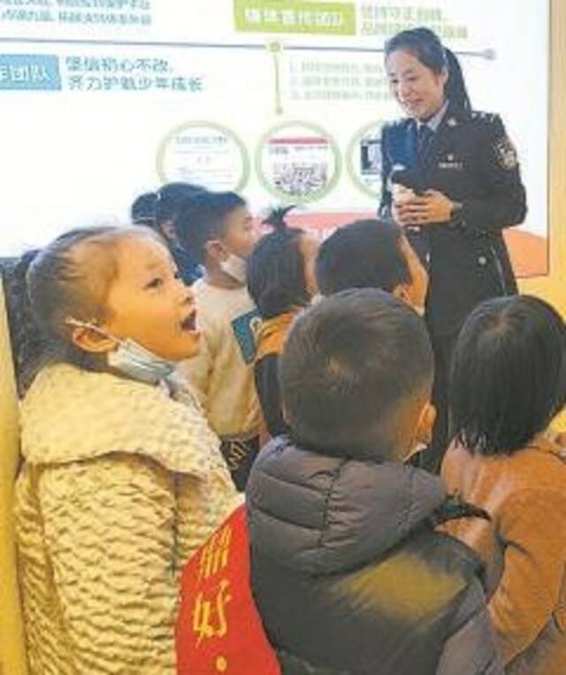 刘莹带幼儿园小朋友参观刘莹姐姐工作室