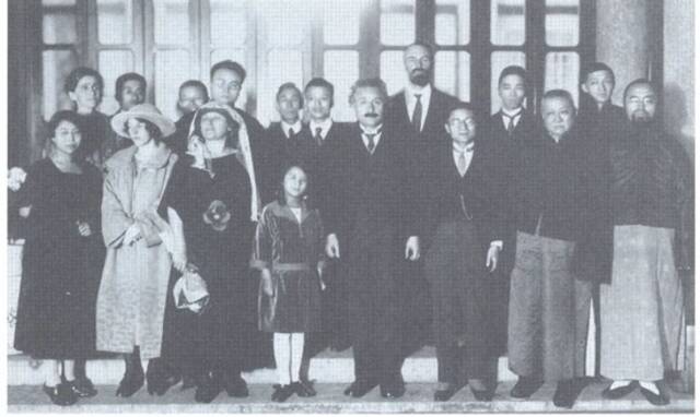 1922年11月13日，爱因斯坦和妻子艾尔莎在上海著名画家、企业家王一亭家参加晚宴时的合影。图片来源：纽约利澳贝克学会