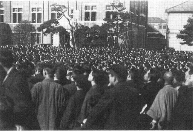 1922年11月29日，日本早稻田大学学生在迎接爱因斯坦前去讲演。图片来源：早稻田大学